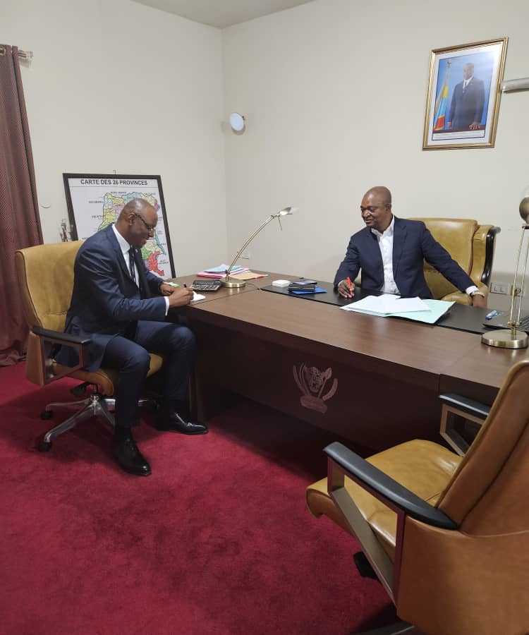 Répondant à l'invitation du Camarade Emmanuel SHADARY, Chef d l'exécutif du PPRD, un fructueux tête-à-tête a permis d'approfondir les questions essentielles qui animent l Parti.
Ces échanges constructifs visent à cimenter l'unité  du parti et à prioriser les intérêts de la Nation