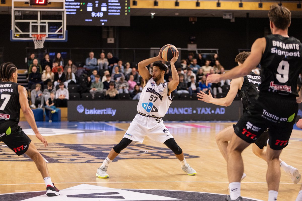 Morgen = 3e kerstdag en... dan is het weer Hammertime! 🏀🤍💙

Om 16 00 uur is de christmasgame <a href="/LandstedeBasket/">Landstede Hammers</a> - <a href="/010Basketbal/">Rotterdam City Basketball</a>.

Er is van alles te doen voor, tijdens en na de game. Check landstedehammers.nl/christmas.

See you at <a href="/LandstedeSport/">Landstede Sportcentr</a>!

#hammertime #landstedehammers