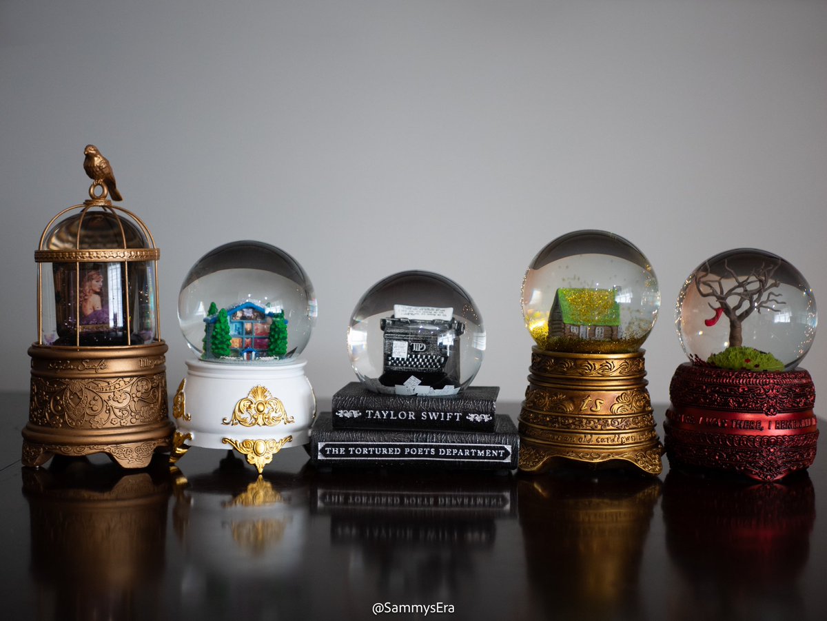 SammysEra's tweet image. Merry #Swiftmas from me and the best snowglobes to ever exist ❄️🎄🫶🏻