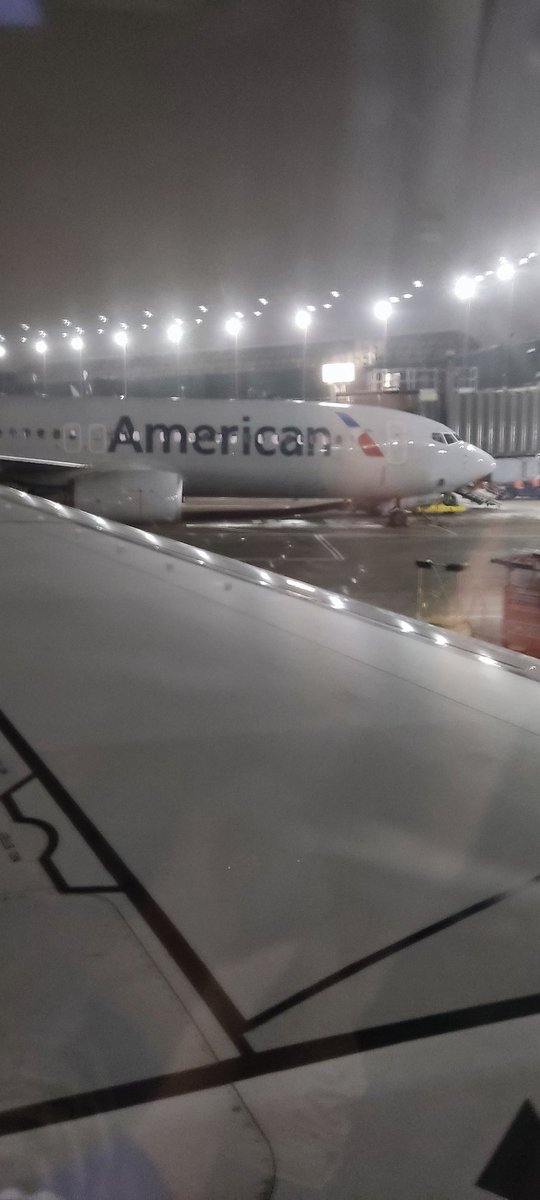 "Dr nosotros los leemos", dijeron dos personas al bajar del avion en que viajabamos. Se los agradezco de corazón, gracias por esas manifestaciones de aprecio, de cariño, y sobre todo de confianza. Espero que hayan llegado bien, y esten rodeados de felicidad donde quiera que estén