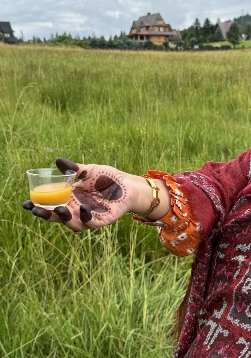 تقهويني فناجيلك غلا ومارد لك فنجال
"لك الله لو تمُر سنين ما هزيت فنجالي"