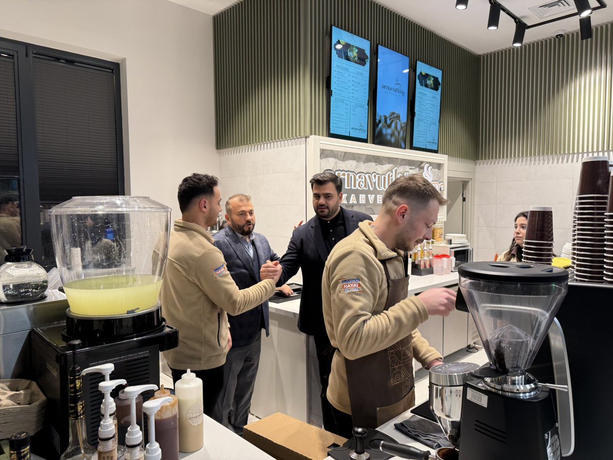 eyupkadirinan's tweet photo. Arnavutköy Kahvecisi…

Gençlere özel muhteşem bir mekan… 

Belediye Başkanımız Mustafa Candaroğlu gençler için büyük bir özveriyle yeni çalışma alanlarını arkadaşlarımıza kazandırarak güç veriyor.

Keşke İzmir’de  İlçe Belediyeleri böyle güzel yerleri hizmete açsa… Ama nafile. https://t.co/4BGJjWgW8H