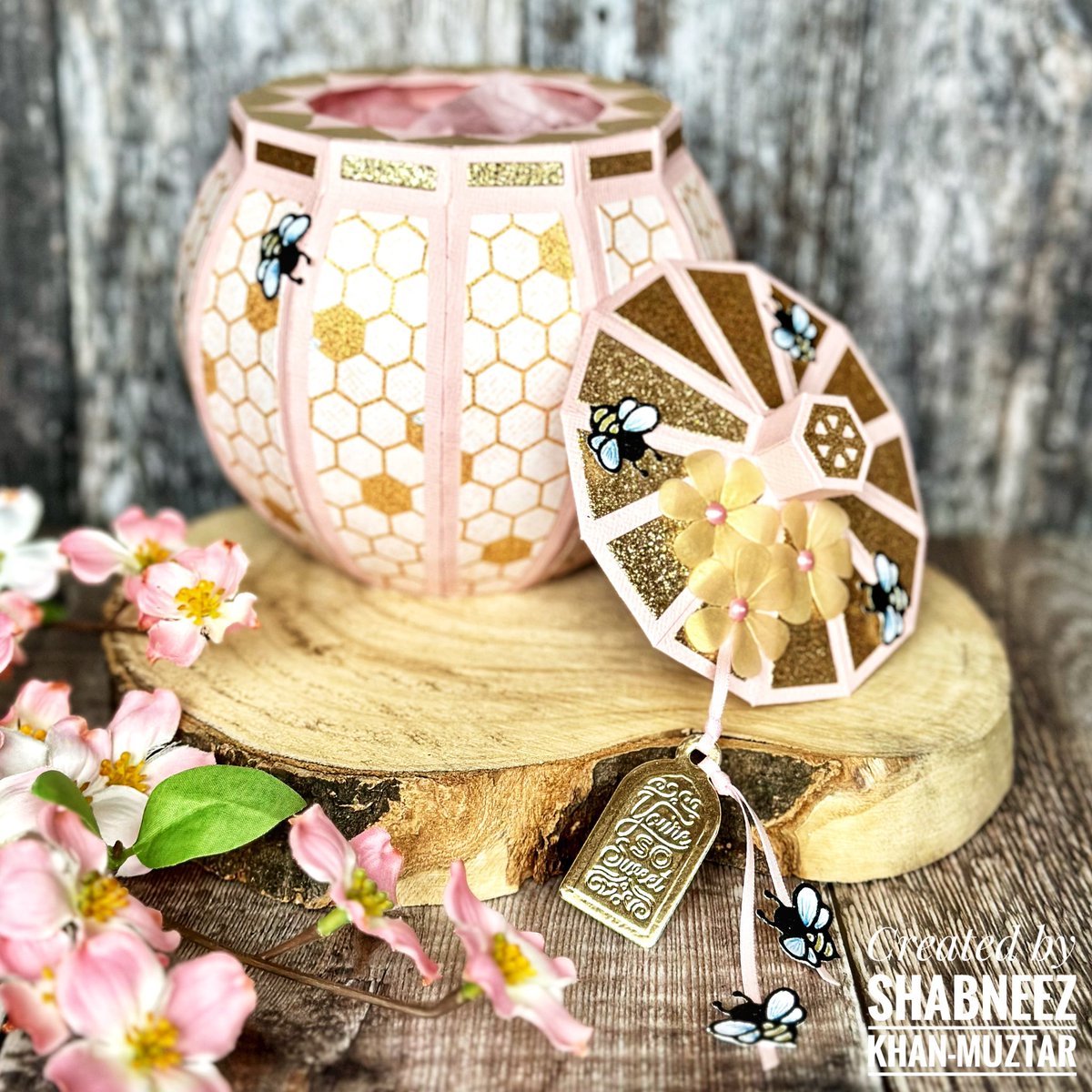 Happy Boxing Day!
Sharing a new launch from <a href="/tonicstudios/">Tonic Studios</a> of the Sweet Honeypot Die Set. It makes such a pretty gift box which can hold many chocolates!
My affiliate links with thanks:
🇬🇧🛒UK: tonic-studios.co.uk/aajlws
🇺🇸🛒USA: tonic-studios.com/9hx3ks
