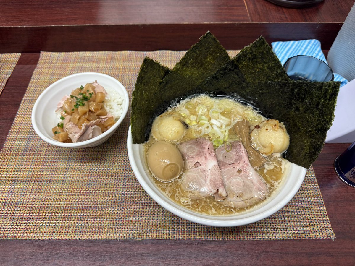 VOXY8822's tweet photo. 中華そば たま河

『12/22〜25限定』ほたて白味噌1240円

ネギチャーシュー丼（背脂丼に変更）300円

2024.12.24（月）
12:25入店
券売機
カウンターのみ
市場P有

#祝5周年
#たま河
#東京都府中市
#大東京綜合卸売センター
#周年限定の一杯
#肉厚ぷりぷり帆立
#味噌と帆立の風味
#黄金比の絶品スープ https://t.co/GqrMDt40HO