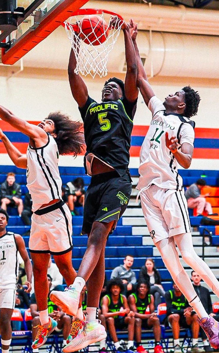 Max Feldman (@maxfeldman6) on Twitter photo Super impressive few days for Obinna Ekezie Jr. Tough to come by 6-11 16-year-olds who move the way he does in space and are as fast off the floor.
The Top-5 2027 prospect shut down the paint and finished everything in deep.
👥 madehoops.com/PlayerProfile.…
📸 <a href="/GregStein02/">Greg Stein</a> Super impressive few days for Obinna Ekezie Jr. Tough to come by 6-11 16-year-olds who move the way he does in space and are as fast off the floor.
The Top-5 2027 prospect shut down the paint and finished everything in deep.
👥 madehoops.com/PlayerProfile.…
📸 <a href="/GregStein02/">Greg Stein</a>