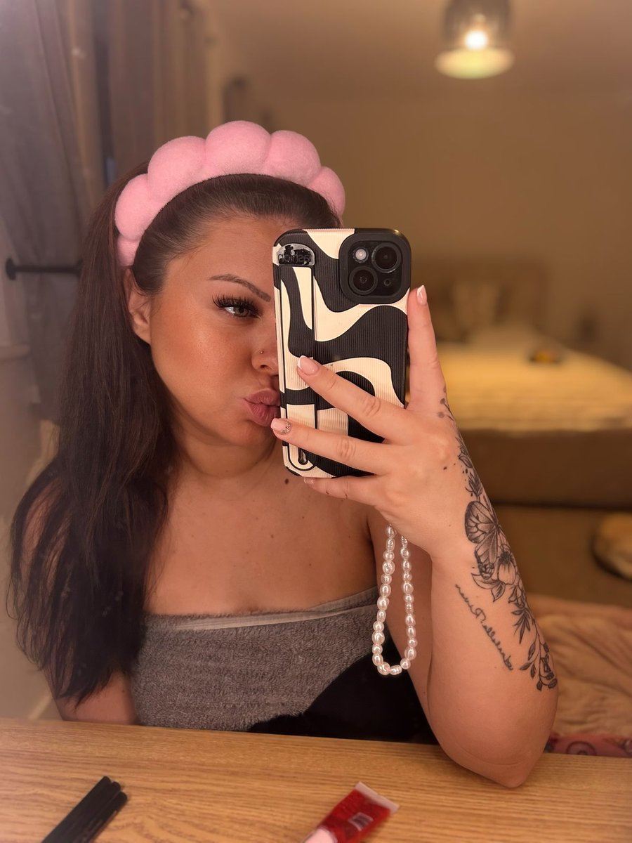 PrinnyDolly's tweet photo. Getting ready to go out, who’s buying the drinks? 🍸 ✨💖💸 

#findomdrains #findomqueen #findompiggy #domme #walletdrain #sexy #findomuk https://t.co/cYVcmeCdiC