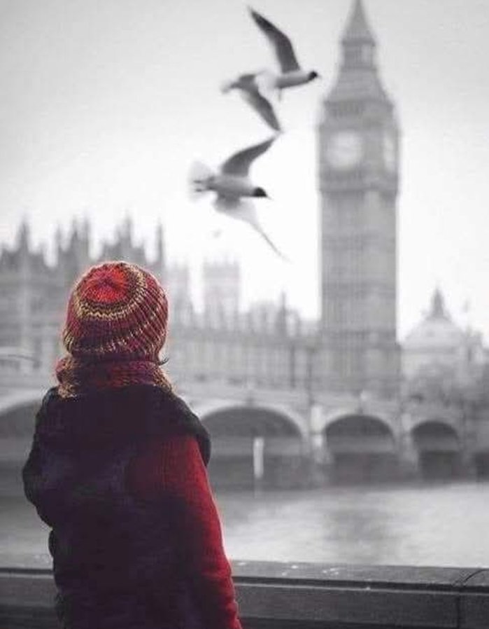 Bazen unutma bahçelerinde çok beklemiş birisi lambasını kalbimize tutar...