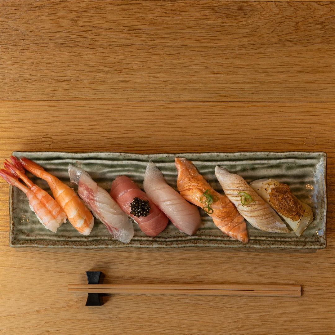 Catch it before the year ends! 🍣 @ukiyo.handrollbar's new Nigiri Set is here and it’s a whole vibe. From Salmon Aburi to Toro Caviar, every bite is chef’s kiss 🤌