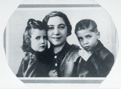 auschwitzxhibit's tweet photo. Ita Guttman with her twin children Ren &amp; Renate (4), in the Terezín ghetto (1942). They were separated from their mother in Auschwitz and suffered Dr. Mengele’s medical experiments. They  survived.

Collection of @HolocaustMuseum courtesy of Irene (Renate) Guttmann Slotkin Hizme. https://t.co/1ZEn2n3xxv