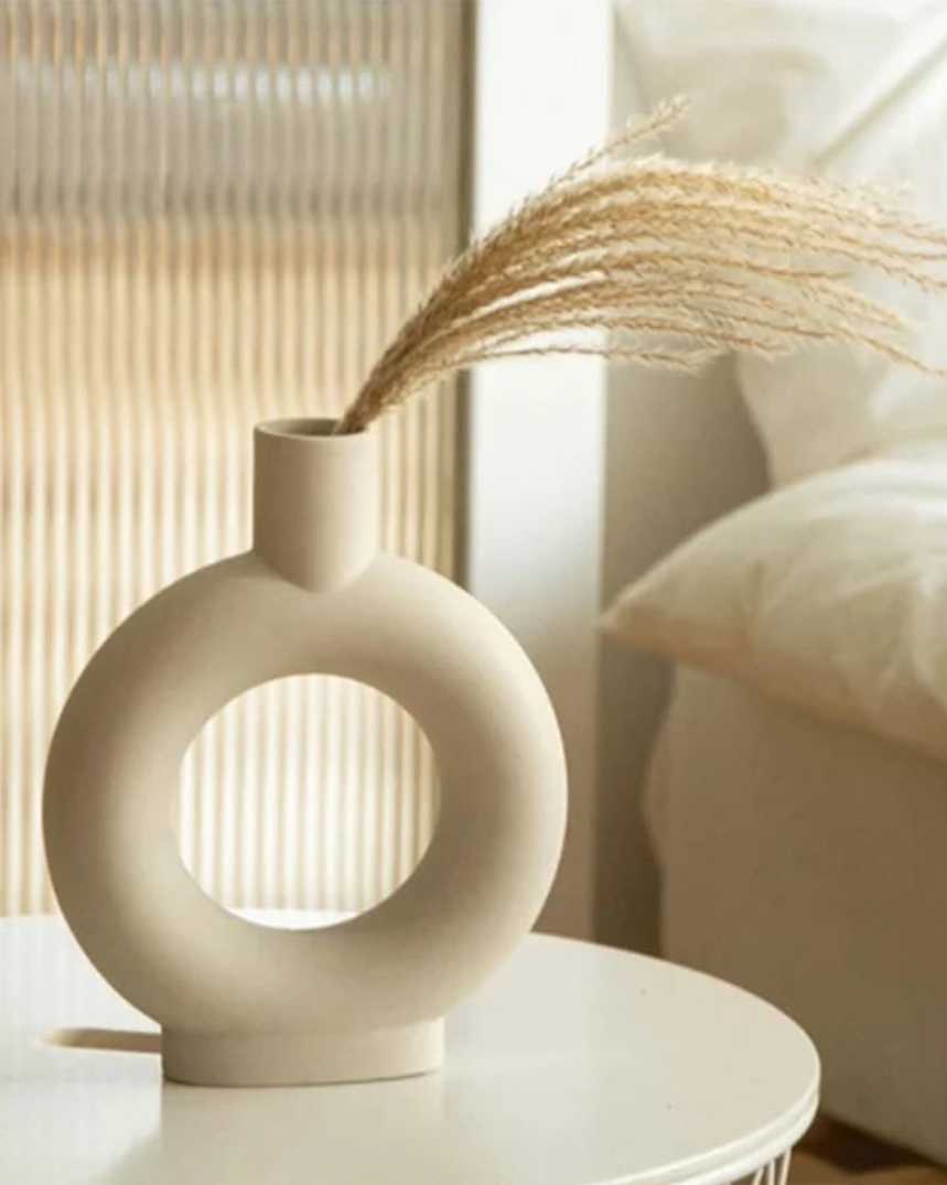 StyleMyRoom's tweet image. Display your favourite blooms or let its minimalist charm stand alone as a statement piece 💐

Discover the beauty of our ceramic vases - the perfect blend of artistry and style for any home! Shop at stylemyroom.com.au

#ceramicvase #flowervases #ceramicproducts