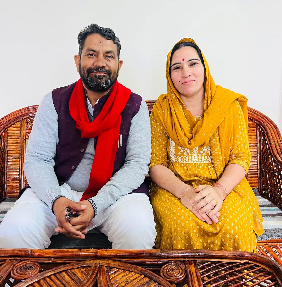 श्रीमति सुनीता जी को जन्मदिन की ढेर सारी शुभकामनाएँ॥आप यूँ ही मुस्कुराते रहें …संघर्षों में हमारे साथ खड़े रहें…happybirthday….@