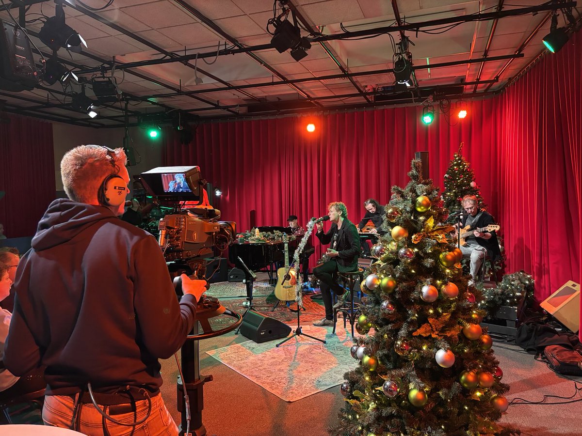 Yn de lêste oere dat der stimd wurde kin foar de #Fryske Top 100 fan 2024 jout ⁦<a href="/DeKastMusic/">De Kast</a>⁩ in live-konsert yn de @Noardewynstudio yn krystsfear. De Kast ferdigenet sa de nûmer 1-posysje fan ferline jier. Dat moat ek, want de konkurrinsje is grut, seit Syb.