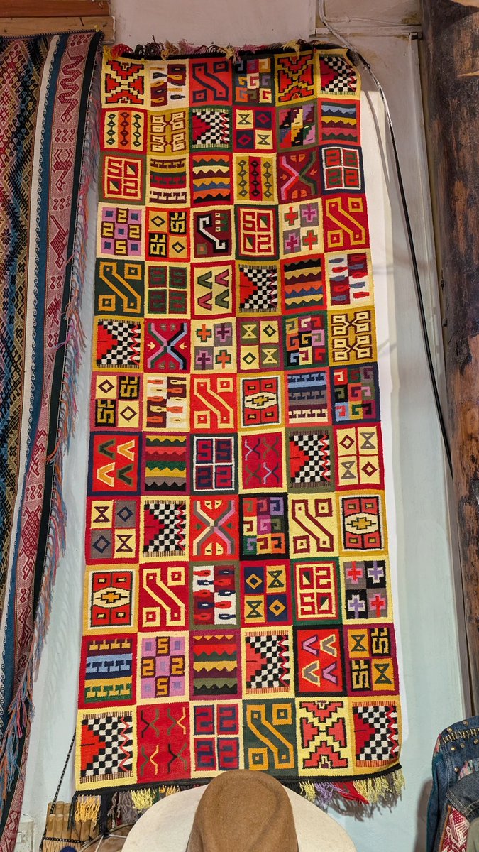 One of my fave things to do whilst travelling is to purchase artesanal crafts — I bought this gorgeous piece to hang at home. Handwoven by women from the indigenous Andean communities that surround Cusco. Symbols represent the ancient Andean calendar. I love it so much 🇵🇪
