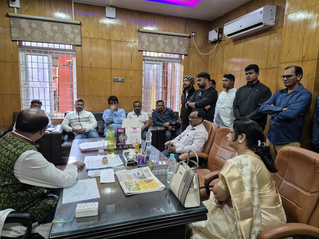 sagarcharandas's tweet photo. Visited Maa Manikeshwari University in Bhawanipatna and engaged in meaningful discussions with the Vice Chancellor (In-Charge), Registrar and faculty members on critical issues.

Focus was laid on expediting the process of filling vacant positions to ensure seamless functioning of the university.  

The discussion also included steps being taken to enhance the learning environment, improve hostel facilities and ensure students have access to the necessary resources to support their education.

#UniversityVisit #MaaManikeswariUniversity #Bhawanipatna #SagarCharanDas #MLABhawanipatna #SadarReSagar
#BhawanipatnaAssembly #YouthLeader #ParivartanRaNuaAdhyay #KalahandiReNyay #BhaktaCharanDas #Bhawanipatna
#KalahandiCongress #Kalahandi #Kalahandia #Koshal #PaschimOdisha #Odisha