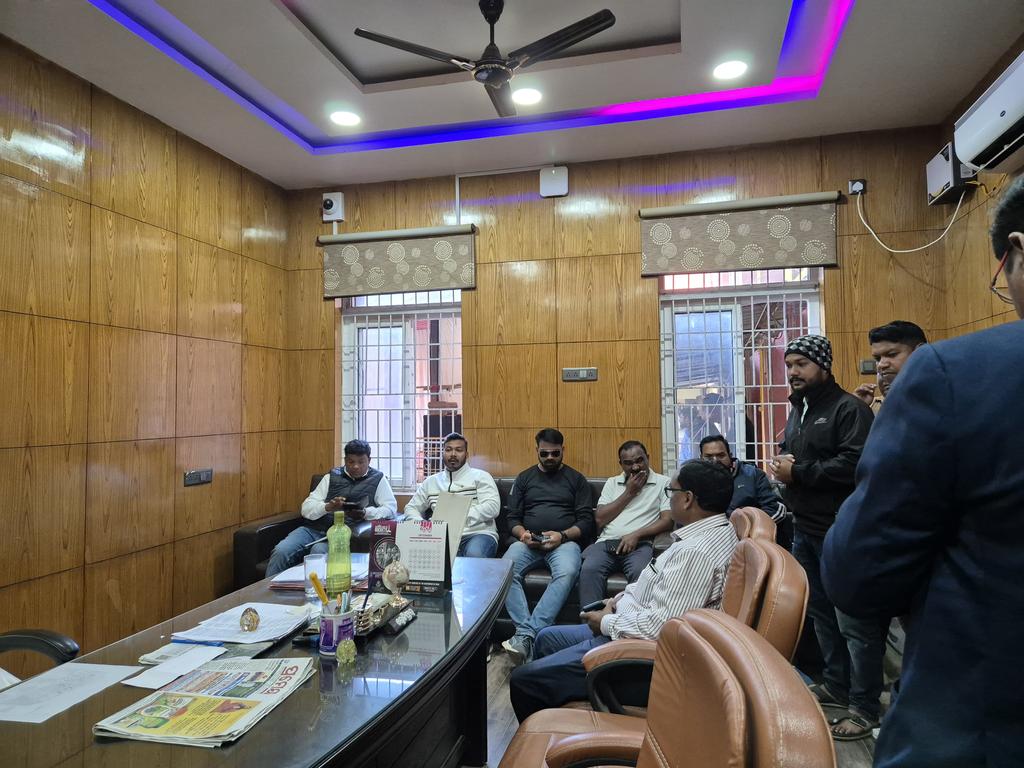 sagarcharandas's tweet photo. Visited Maa Manikeshwari University in Bhawanipatna and engaged in meaningful discussions with the Vice Chancellor (In-Charge), Registrar and faculty members on critical issues.

Focus was laid on expediting the process of filling vacant positions to ensure seamless functioning of the university.  

The discussion also included steps being taken to enhance the learning environment, improve hostel facilities and ensure students have access to the necessary resources to support their education.

#UniversityVisit #MaaManikeswariUniversity #Bhawanipatna #SagarCharanDas #MLABhawanipatna #SadarReSagar
#BhawanipatnaAssembly #YouthLeader #ParivartanRaNuaAdhyay #KalahandiReNyay #BhaktaCharanDas #Bhawanipatna
#KalahandiCongress #Kalahandi #Kalahandia #Koshal #PaschimOdisha #Odisha