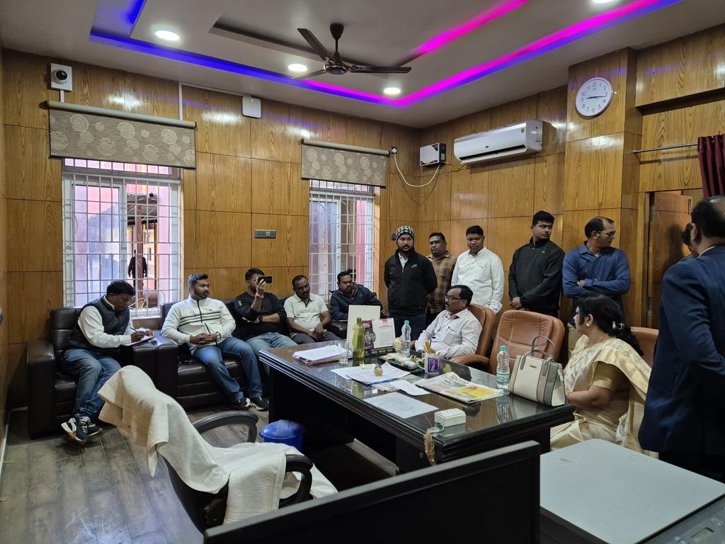 sagarcharandas's tweet photo. Visited Maa Manikeshwari University in Bhawanipatna and engaged in meaningful discussions with the Vice Chancellor (In-Charge), Registrar and faculty members on critical issues.

Focus was laid on expediting the process of filling vacant positions to ensure seamless functioning of the university.  

The discussion also included steps being taken to enhance the learning environment, improve hostel facilities and ensure students have access to the necessary resources to support their education.

#UniversityVisit #MaaManikeswariUniversity #Bhawanipatna #SagarCharanDas #MLABhawanipatna #SadarReSagar
#BhawanipatnaAssembly #YouthLeader #ParivartanRaNuaAdhyay #KalahandiReNyay #BhaktaCharanDas #Bhawanipatna
#KalahandiCongress #Kalahandi #Kalahandia #Koshal #PaschimOdisha #Odisha