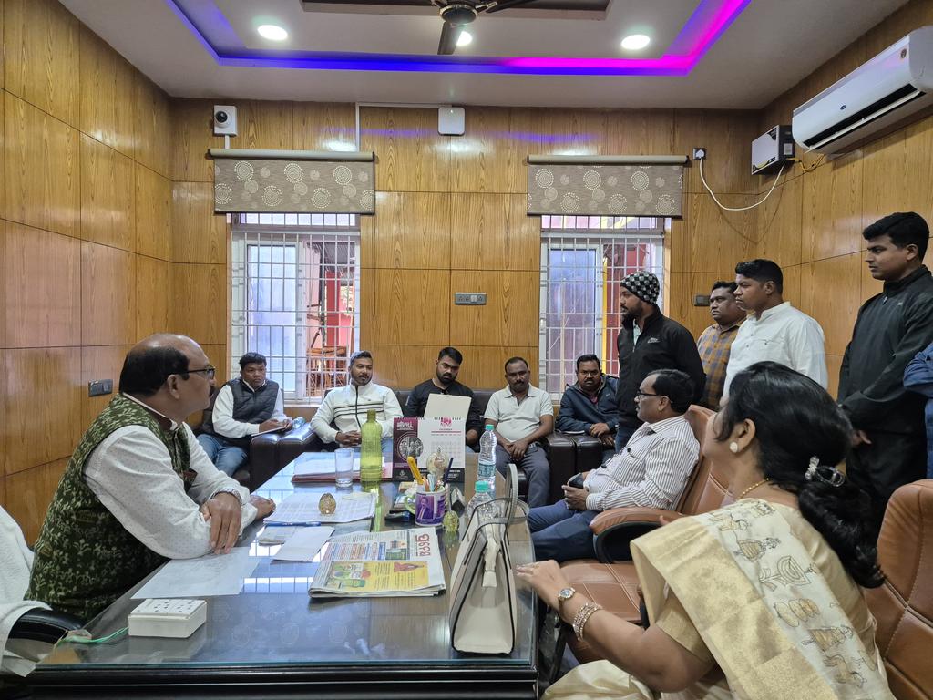 sagarcharandas's tweet photo. Visited Maa Manikeshwari University in Bhawanipatna and engaged in meaningful discussions with the Vice Chancellor (In-Charge), Registrar and faculty members on critical issues.

Focus was laid on expediting the process of filling vacant positions to ensure seamless functioning of the university.  

The discussion also included steps being taken to enhance the learning environment, improve hostel facilities and ensure students have access to the necessary resources to support their education.

#UniversityVisit #MaaManikeswariUniversity #Bhawanipatna #SagarCharanDas #MLABhawanipatna #SadarReSagar
#BhawanipatnaAssembly #YouthLeader #ParivartanRaNuaAdhyay #KalahandiReNyay #BhaktaCharanDas #Bhawanipatna
#KalahandiCongress #Kalahandi #Kalahandia #Koshal #PaschimOdisha #Odisha
