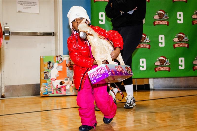 This holiday season, <a href="/realgrantdelpit/">GrantDelpit</a> hosted his 3rd Annual Community Christmas Celebration alongside <a href="/CuyahogaHousing/">CMHA</a> 🐶🧡 #MonthOfGiving