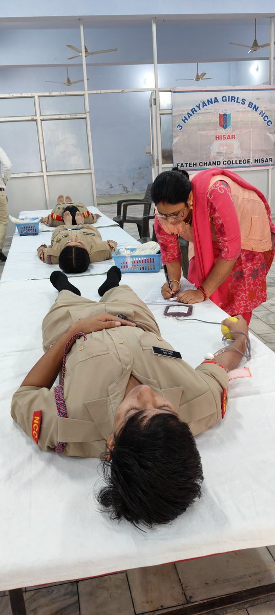 fc_ncc's tweet photo. 3 HAR  GIRLS BN NCC, HISAR 

BLOOD DONATION 🩸 By cadets  of FC  COLLEGE FOR WOMEN, HISAR 🍁

"Every drop counts --- donate blood, save lives and inspire others." 🌸

@HQ_DG_NCC 
@CPhhp 
@NCC_Hisar https://t.co/DbU9qRDd0U