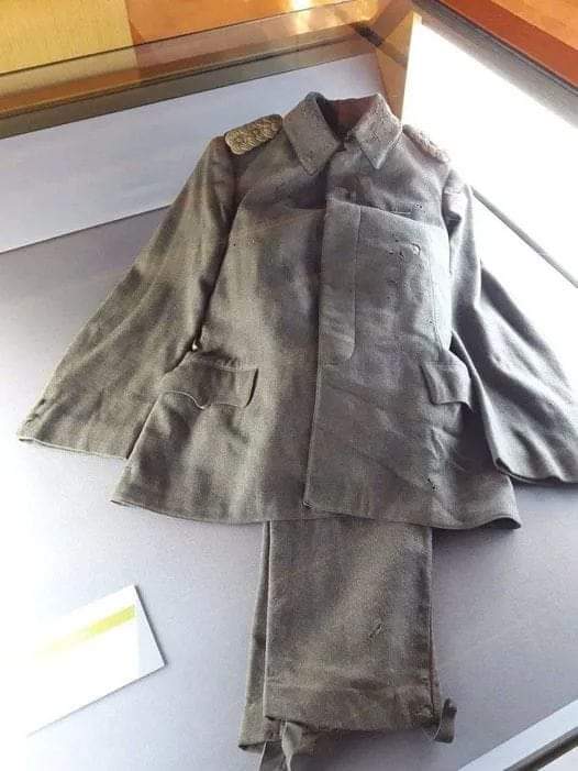 Yıl 1915. 
Marmarisli bir çoban keçilerini otlatırken, denizde boncuk gibi dizili karartılar görür.. Muhtara haber verir, oradan Kaymakama, oradan komutana giden haber İstanbul’a ulaşır. Bu karartılar bir Fransız gemisinin, limanda gördüğü