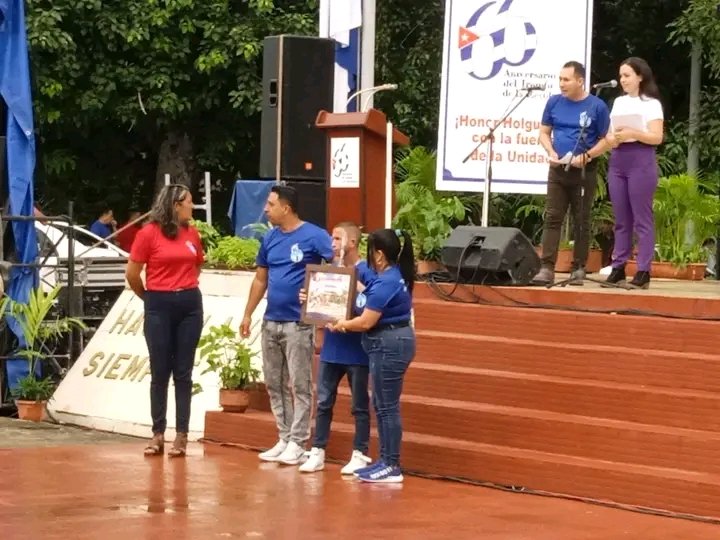 En el marco del acto Provincial por el 66 Aniversario del triunfo de la Revolución de reconoce al instructor de arte Denny Pupo Mayo por su destacada participación en la brigada cultural "Manos Holguineras que crean por Guantánamo"
#SomosCulturaRafaelFreyre
#HolguínSi