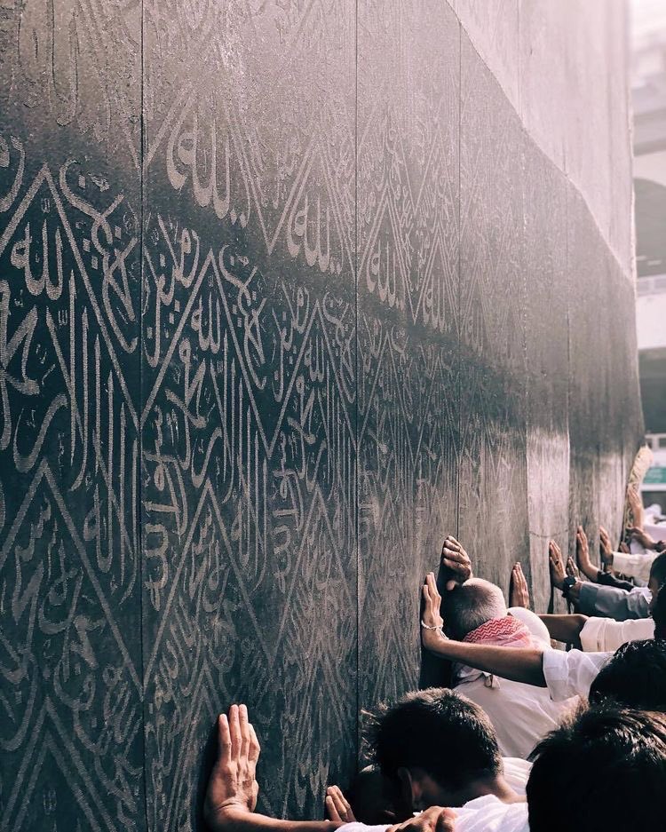 HolyMakkah01's tweet photo. یہاں لفظ ختم ہو جاتے ہیں یا پھر آنسو باتیں کرتے ہیں https://t.co/7eRbEwicfa