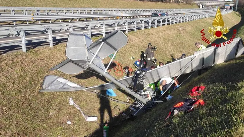 Emergenza24's tweet photo. UPDATE [26.12-17:30] #Piovene Rocchette #Vicenza incidente precipita #ultraleggero vicino  al casello #Autostrada #A31 #Valdastico - Pilota (63 anni) gravemente ferito ed elitrasportato. https://t.co/fL7UqsQTal