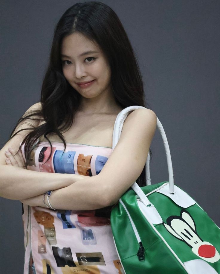 jnhourIy's tweet photo. #JENNIE #제니 https://t.co/77FVXzr3BA
