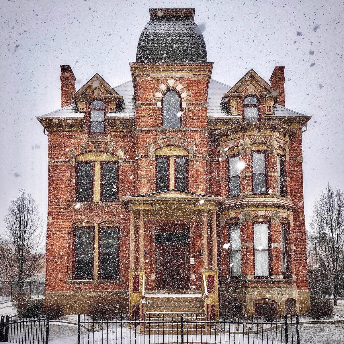 Lucien Moore House (1885)
Detroit, Michigan 🇺🇸

Another burnt out, semi-collapsed brick mansion in Detroit’s Brush Park has been saved from demolition and repurposed for a new use.

📸 breathing_timemachine