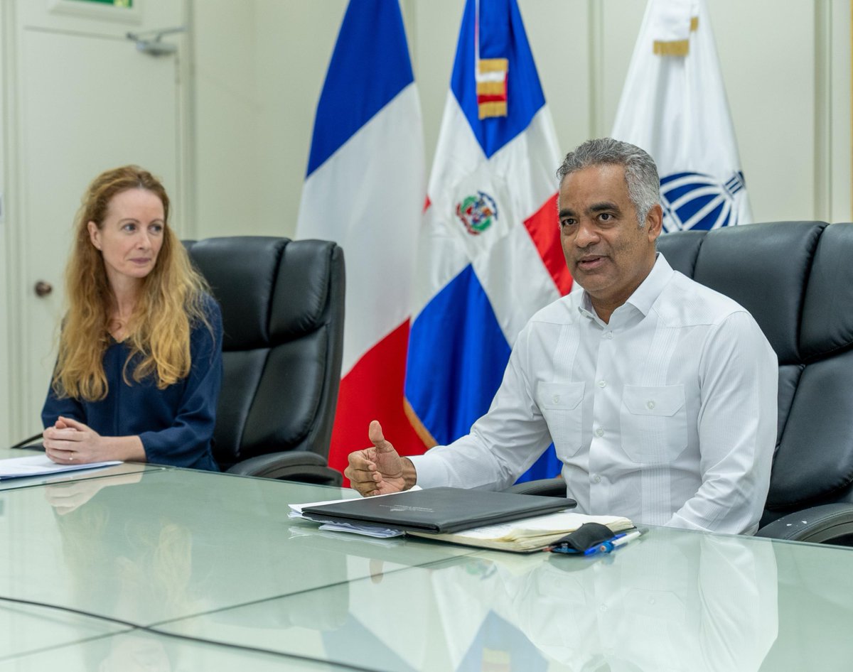joelsantose's tweet photo. ¡Un paso más cerca hacia la transición energética! 👏🏻

Estamos muy satisfechos por la visita de la directora de la Agencia Francesa de Desarrollo (@AFD_es), en Santo Domingo, Virginie Díaz Pedregal, para firmar un convenio de cooperación, con el objetivo de transformar el sistema energético del país. 

Esta iniciativa nos permitirá robustecer aún más los lazos bilaterales y fomentar políticas públicas a favor de la transición energética, que es un eje fundamental para nuestro Ministerio y para continuar con el desarrollo de energías limpias en nuestra nación. 

#JoelSantosEchavarría 
#MEMRD
#FirmaAcuerdoAFD