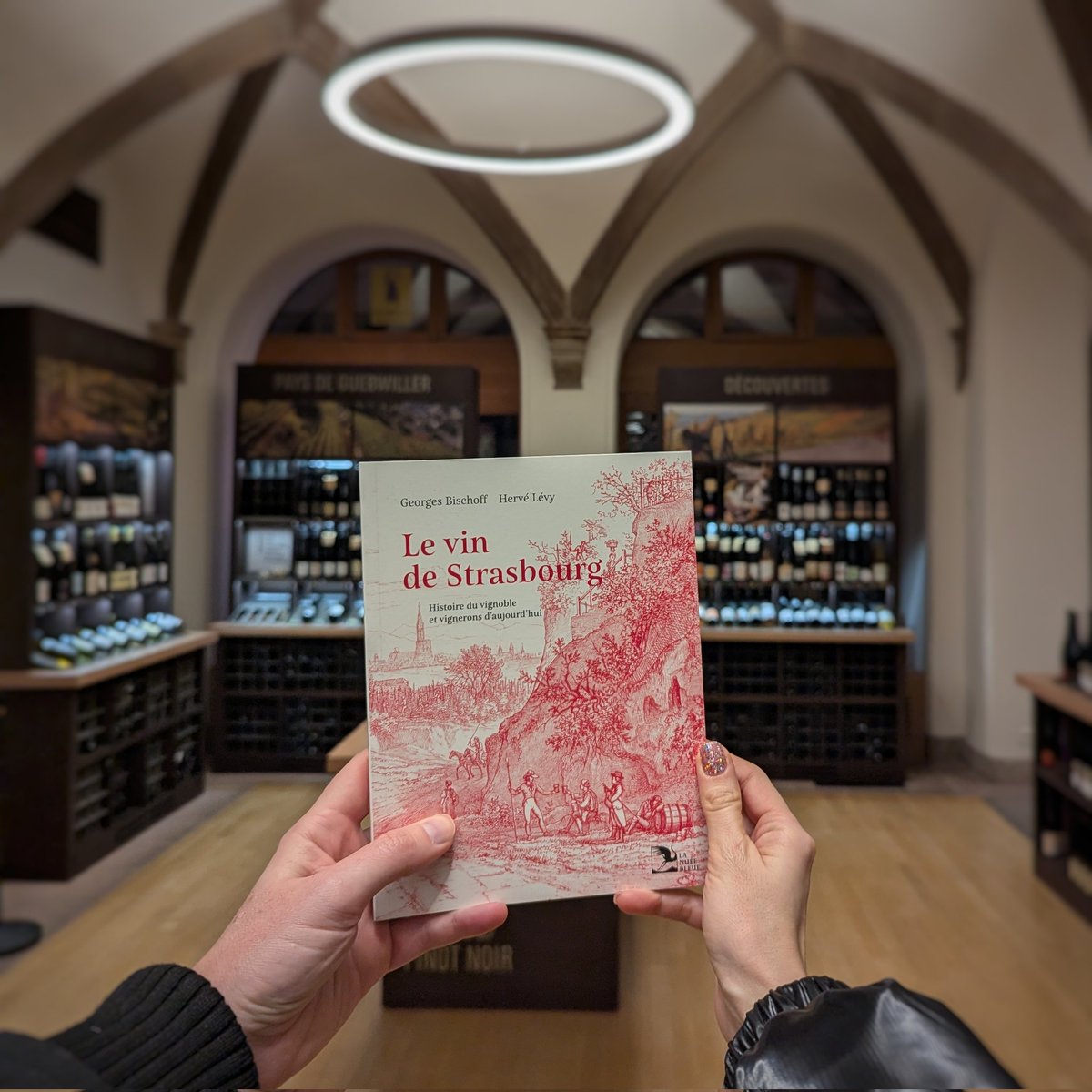 #CONCOURS 🥂

Avec le #Twapero_SXB, après noël, c'est encore noël ! 🎁

Tentez de remporter un exemplaire du livre LE VIN DE STRASBOURG, et découvrez comment #Strasbourg est reliée à son vignoble depuis 500 ans ! 

Pour participer, cliquez ici :
instagram.com/p/DEDF__jsvxh/… #Alsace