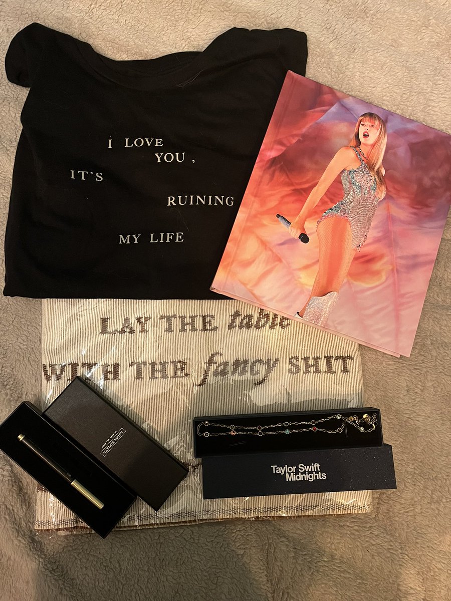 AmyJadeUni's tweet photo. I love him and itβs not ruining my life - 11 years together and he still knows me so well. π(I didnβt want a potential gravy spill when laying the table with my fancy shit) #swiftmas #taylorswiftstore #taylorswift #Christmas https://t.co/eb9Wj4eBdQ