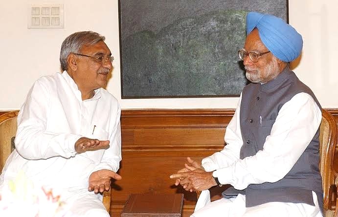 BhupinderShooda's tweet photo. दुनिया के महान् अर्थशास्त्री, भारत में आर्थिक सुधारों के पुरोधा और अपने काम के ज़रिये देश को प्रगति पथ पर आगे बढ़ाकर दुनिया भर में अलग पहचान दिलाने वाले पूर्व प्रधानमंत्री डॉ. मनमोहन सिंह जी के निधन की खबर से मन व्यथित है।

उनके जाने से राजनीतिक जगत् को अपूरणीय क्षति हुई है, जो निकटतम भविष्य में भर पाना बेहद मुश्किल है।

दिवंगत आत्मा को भावभीनी श्रद्धांजलि, परिवारजनों व समर्थकों के प्रति गहरी संवेदनाएँ।