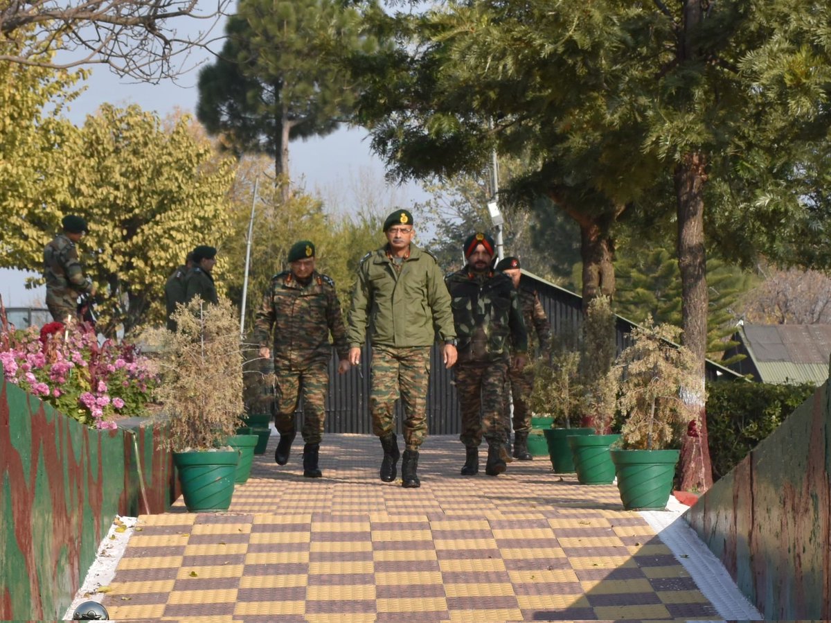 TheYouthPlus's tweet photo. #LtGenMVSuchindraKumar, #ArmyCdrNC accompanied by #GOC @Whiteknight_IA & #GOC CIF(D) visited #Dharmund & #Basantgarh to review prevailing security situation. The #ArmyCdr was briefed on operational preparedness & ongoing operations. https://t.co/qsiwjvTsYS