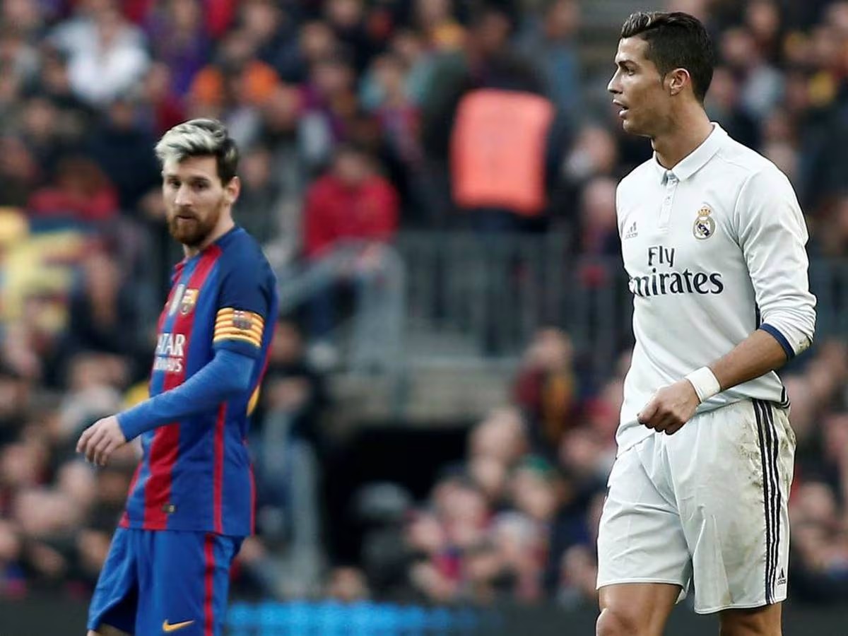 Cristiano Ronaldo y Messi suman 10 hat-tricks perfectos entre los dos (de cabeza, con la izquierda y con la derecha).

10 son de Cristiano Ronaldo.
0 de Messi.

Pero recuerda que Messi es más completo que Cristiano. No dejes que la realidad te estropee un buen relato.