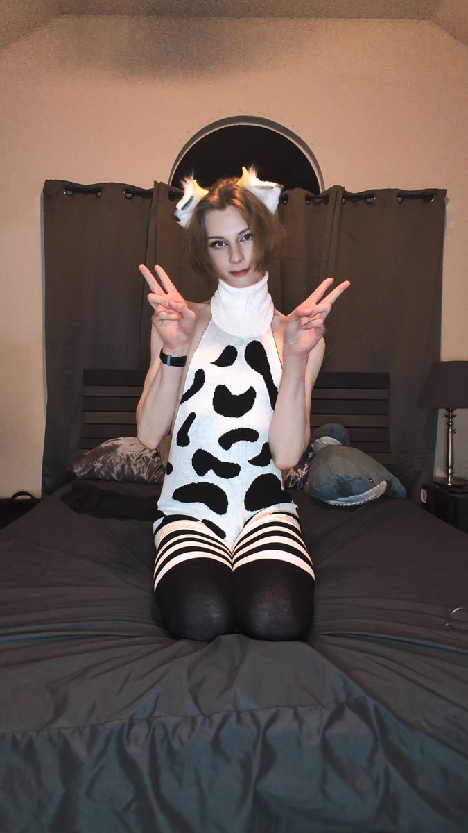 ElysianFemboi's tweet photo. Why milk a cow when you can milk a femboy 🩷 #femboy #femboymeme #femboysfriday #astolfo #cute #crossdresser https://t.co/L5kcE4kBtB