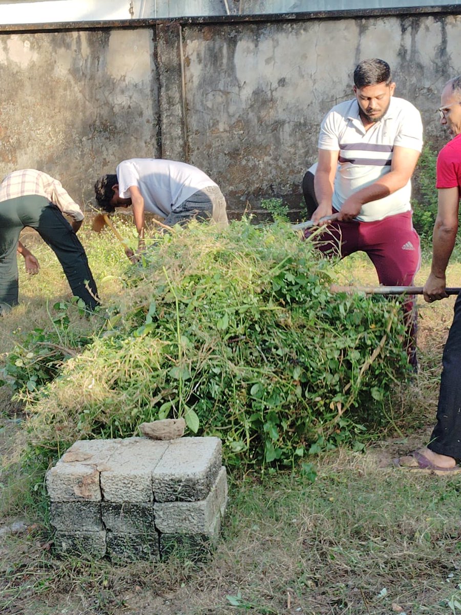 mkaindia's tweet image. MKA Puthoormadam, #Calicut&apos;s Waqre-e-Amal at graveyard inspires community service

#ServiceToOthers #Kerala