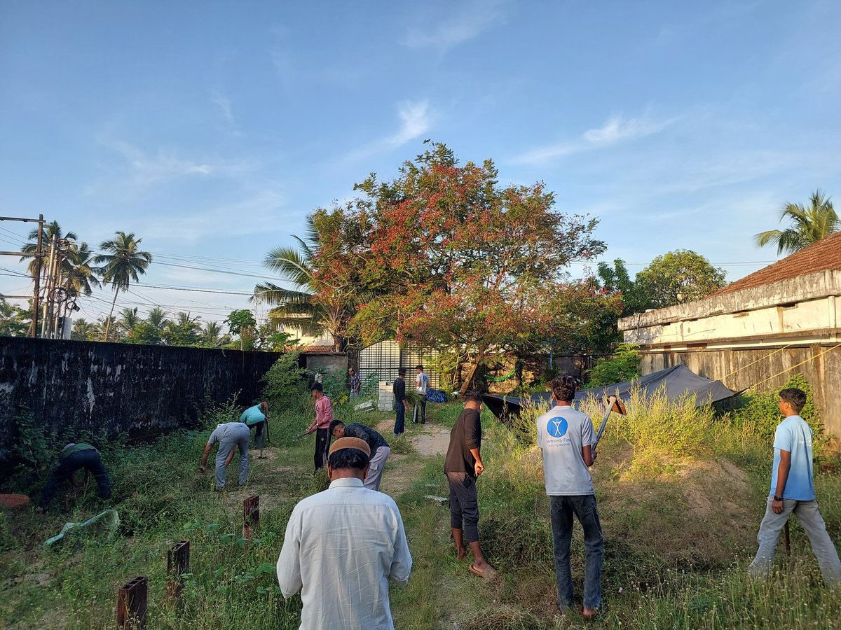 mkaindia's tweet image. MKA Puthoormadam, #Calicut&apos;s Waqre-e-Amal at graveyard inspires community service

#ServiceToOthers #Kerala