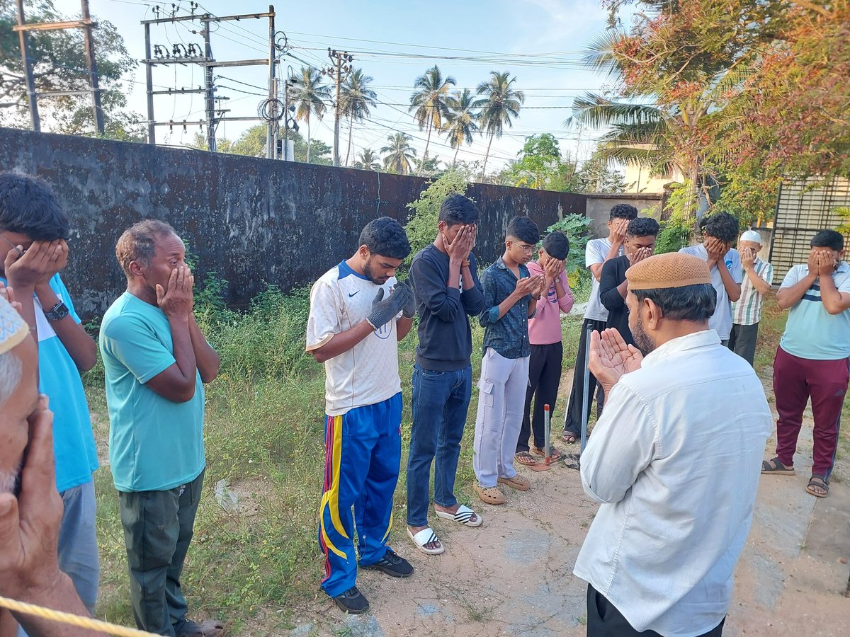 mkaindia's tweet image. MKA Puthoormadam, #Calicut&apos;s Waqre-e-Amal at graveyard inspires community service

#ServiceToOthers #Kerala