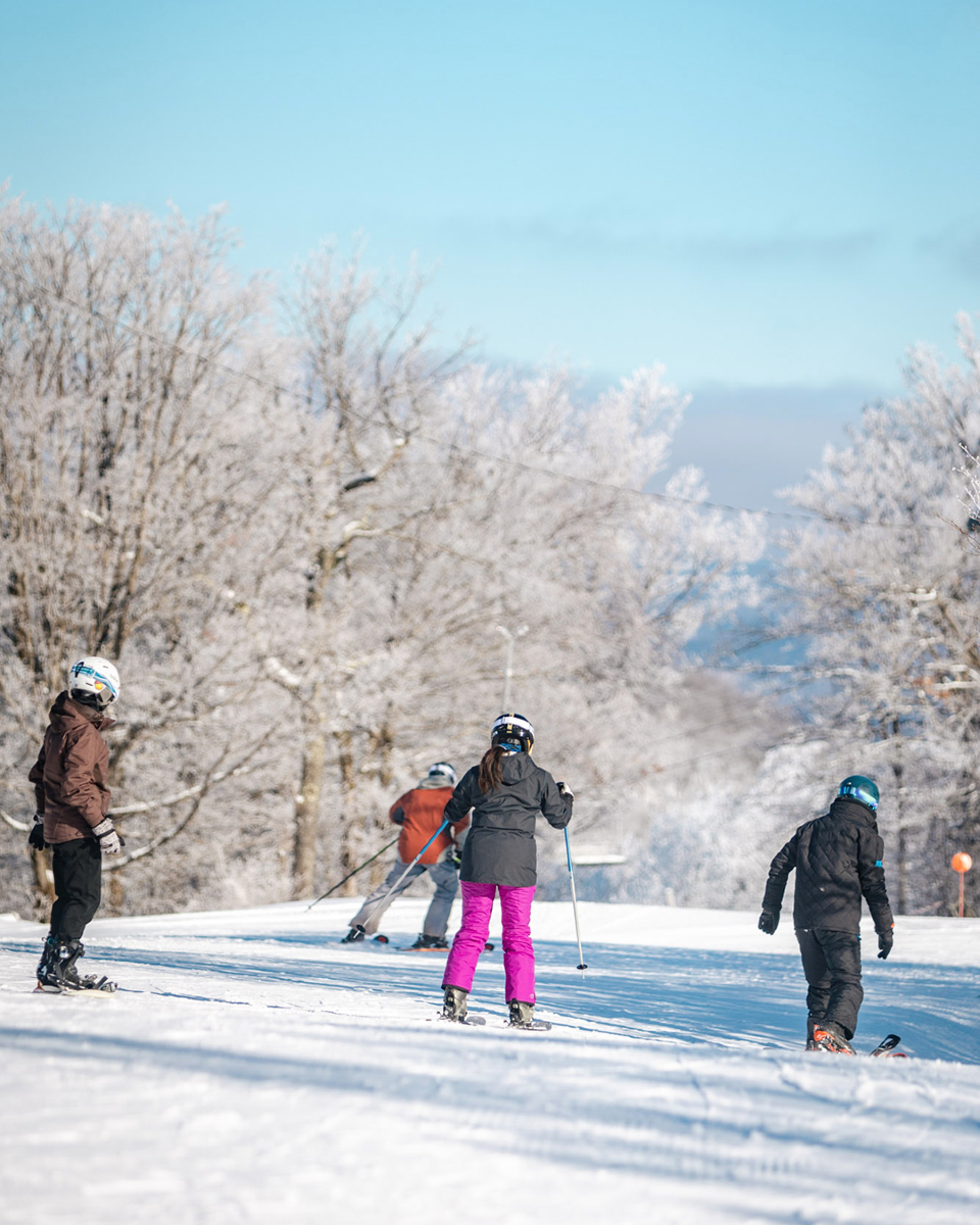 It's a beautiful winter day to get out and enjoy the slopes! 😎

#jiminypeeks #jiminy #intheberkshires #visitheberkshires #skimass