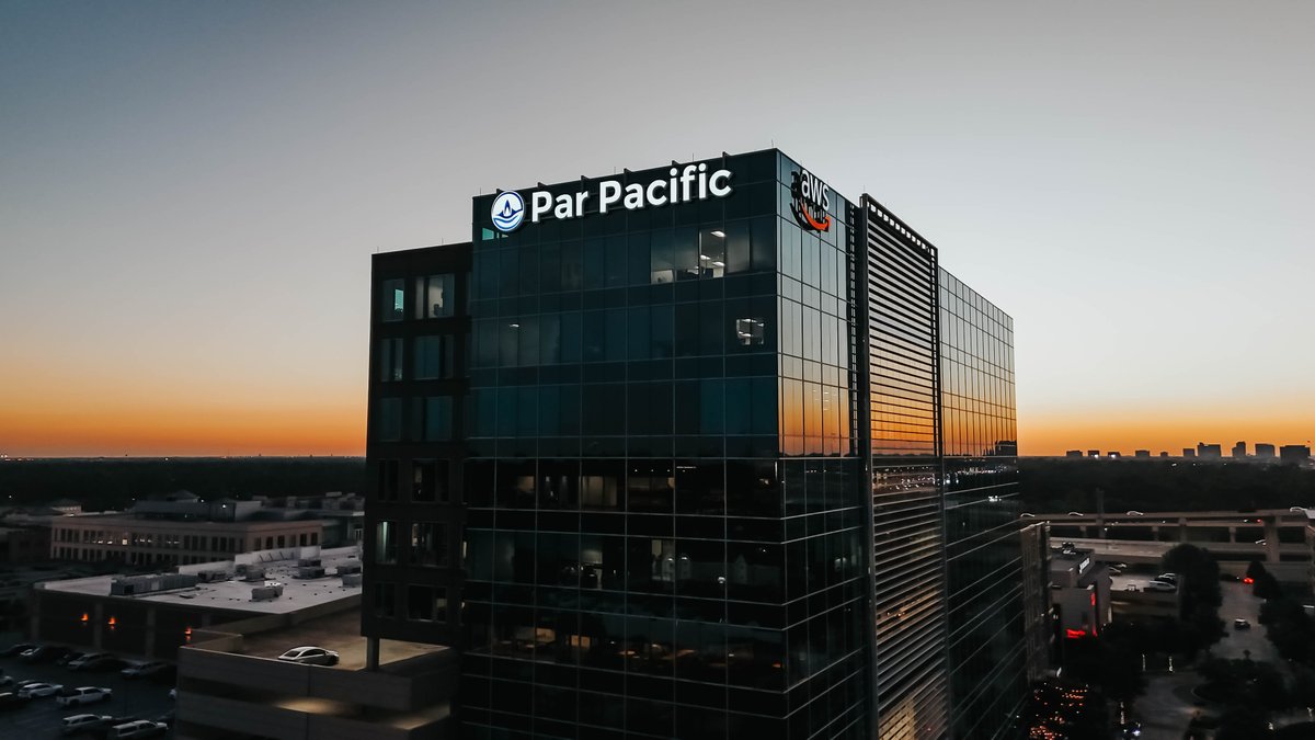 aria_signs's tweet photo. ✨🌌 Illuminating the night, Par Pacific radiates brilliance! 🌟 Celebrate the allure of this breathtaking sign and the enchantment it adds to our evenings. 🌠
#construction #signage #fabrication https://t.co/T6sAwinlsO