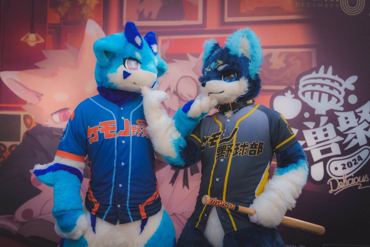 這次冬聚終於跟男神合照到了，好開心😭，可惜沒跟他貼貼到(X)
#FursuitFriday
#冬兽聚2024