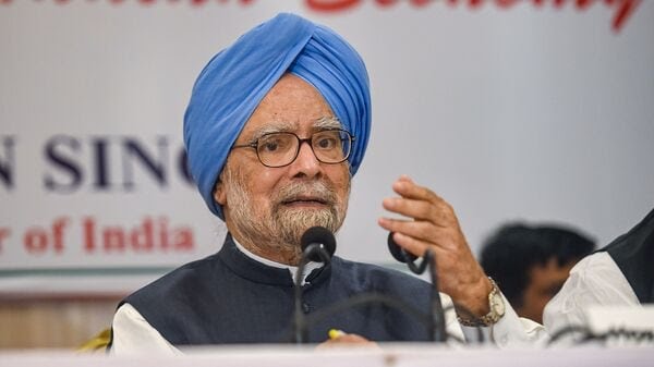 SCIENTIFICTEC10's tweet photo. Former Prime Minister #ManmohanSingh passed away on Thursday at the age of 92. The senior Congress leader had been admitted to AIIMS Delhi in a critical condition on Thursday evening after his health deteriorated. Singh retired from the Rajya Sabha earlier this year — https://t.co/GYpfwvqxug
