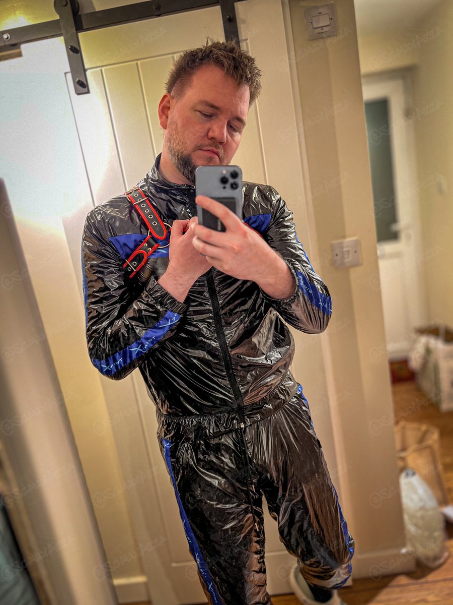 Shiny Boxing Day treat for you sir? Grab my harness and lead me where you need 😈