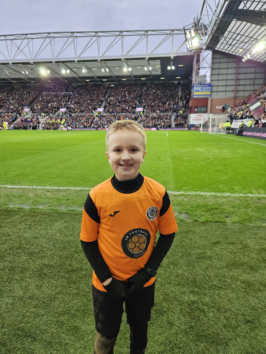 danielblyth3's tweet image. Great day at the Edinburgh Derby with the wee man and his team. Getting to play on pitch and then watching hibs win against Hearts is always a good day. Shame the hearts photographer done me dirty in the team photo 🤬