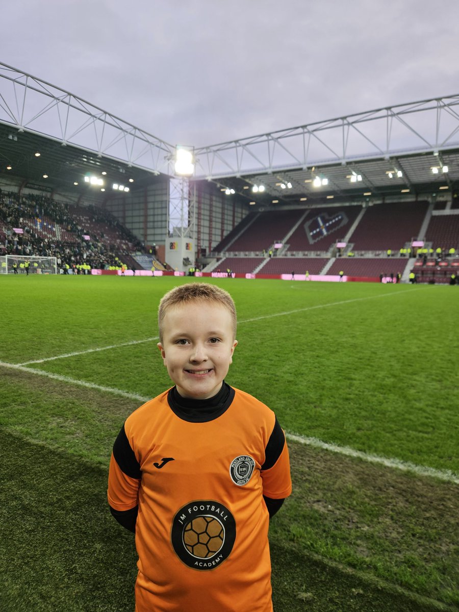 danielblyth3's tweet image. Great day at the Edinburgh Derby with the wee man and his team. Getting to play on pitch and then watching hibs win against Hearts is always a good day. Shame the hearts photographer done me dirty in the team photo 🤬