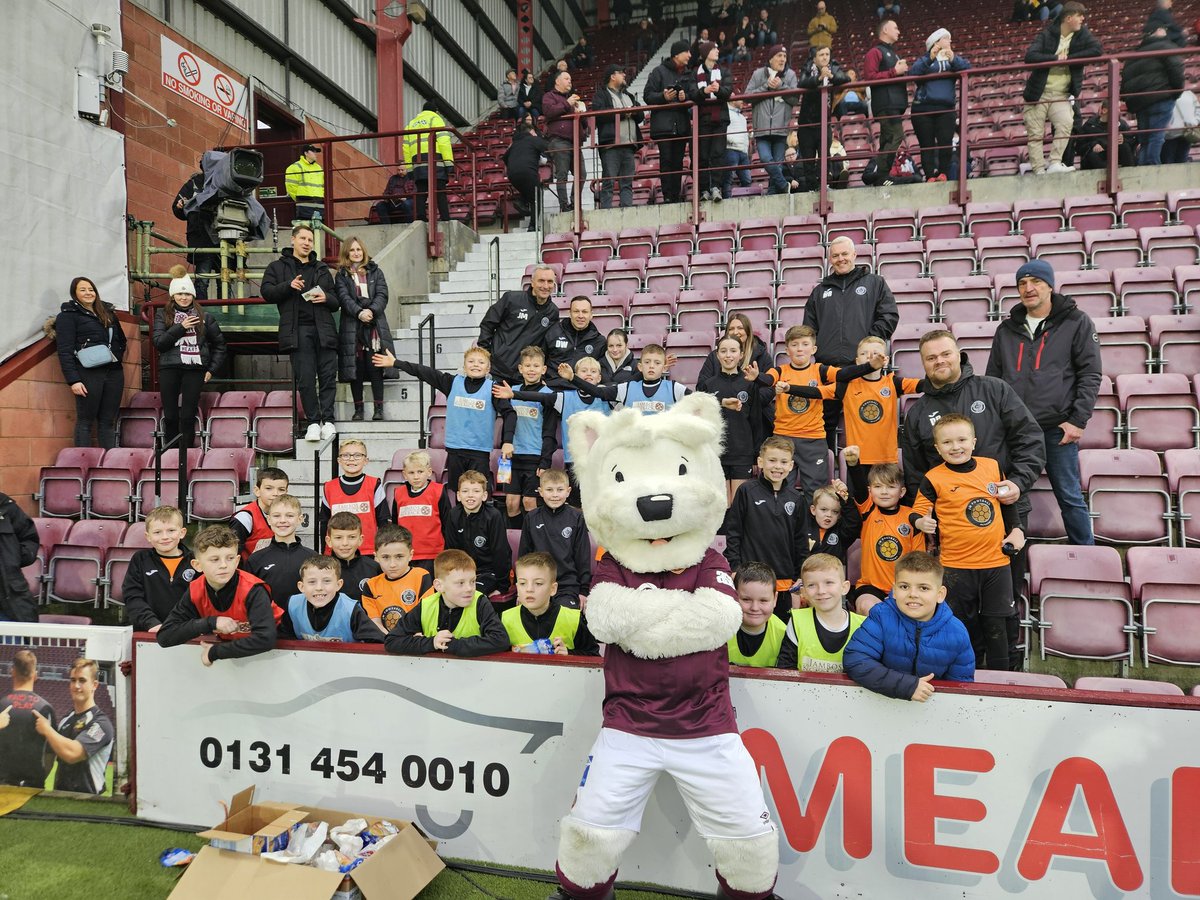 danielblyth3's tweet image. Great day at the Edinburgh Derby with the wee man and his team. Getting to play on pitch and then watching hibs win against Hearts is always a good day. Shame the hearts photographer done me dirty in the team photo 🤬