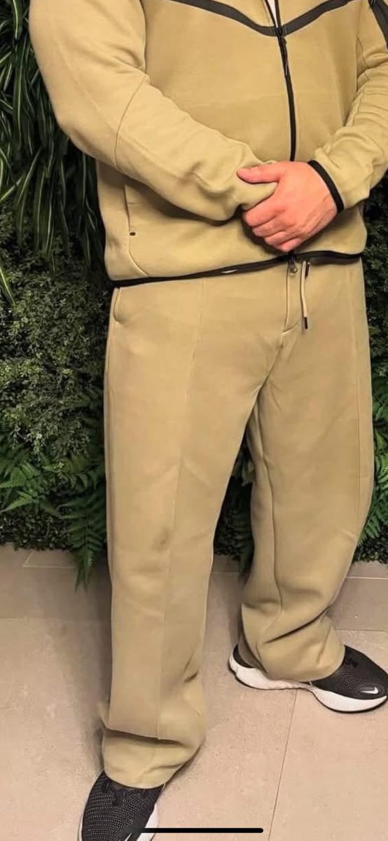 KingDaddy__91's tweet photo. I KNO DAM WELL BIG MEECH AINT TOOK NO IRON AND PUT CREASES IN DAT NIKE TECH JOGGIN UNIT 😂😂😂😭😭😭 https://t.co/evskLw9r79