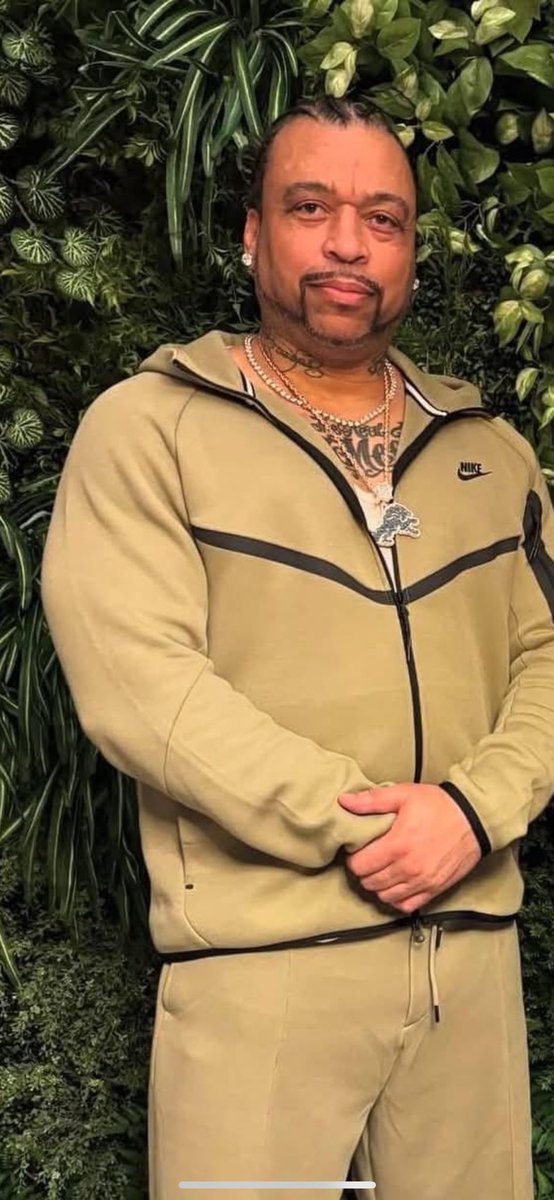 KingDaddy__91's tweet photo. I KNO DAM WELL BIG MEECH AINT TOOK NO IRON AND PUT CREASES IN DAT NIKE TECH JOGGIN UNIT 😂😂😂😭😭😭 https://t.co/evskLw9r79