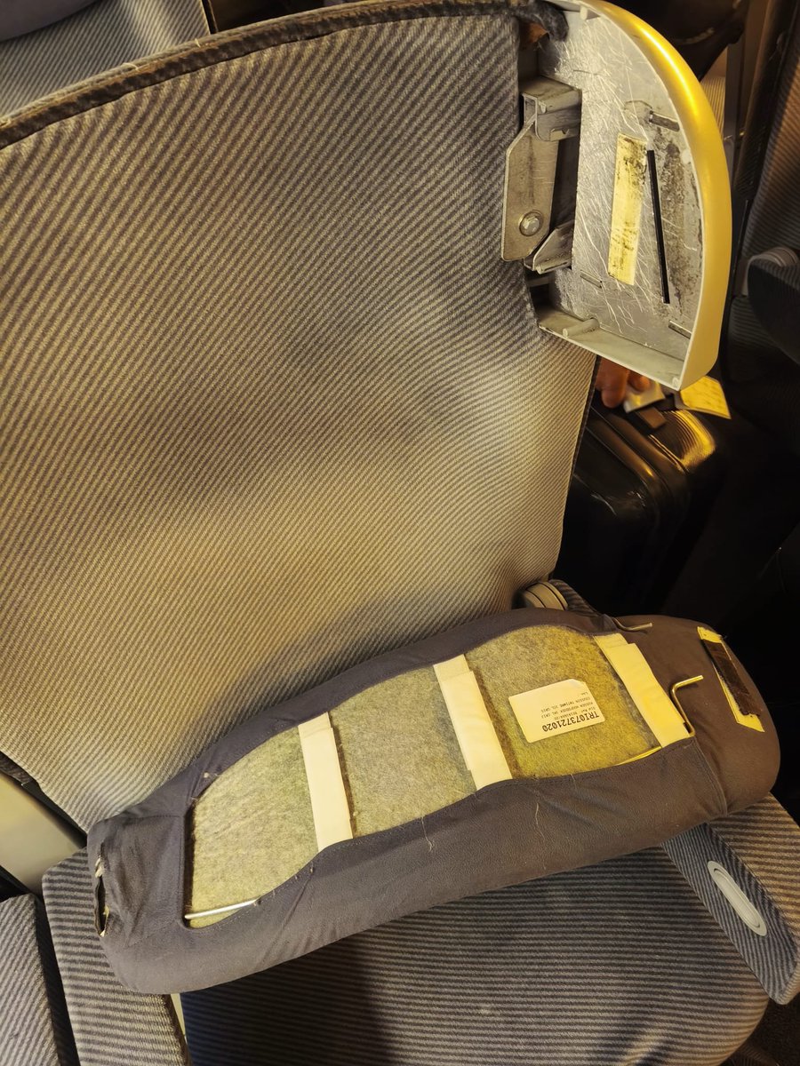 Bonjour <a href="/SNCFVoyageurs/">SNCF Voyageurs</a>   impossible de faire une réclamation, le chatbot me jette, le service client me dit de voir avec le chatbot... Ou d'écrire une lettre papier (lol).

On fait quoi ?

Mon pb : voyage en 1ere, 30 minutes, 62€, ma tête là-dessus :